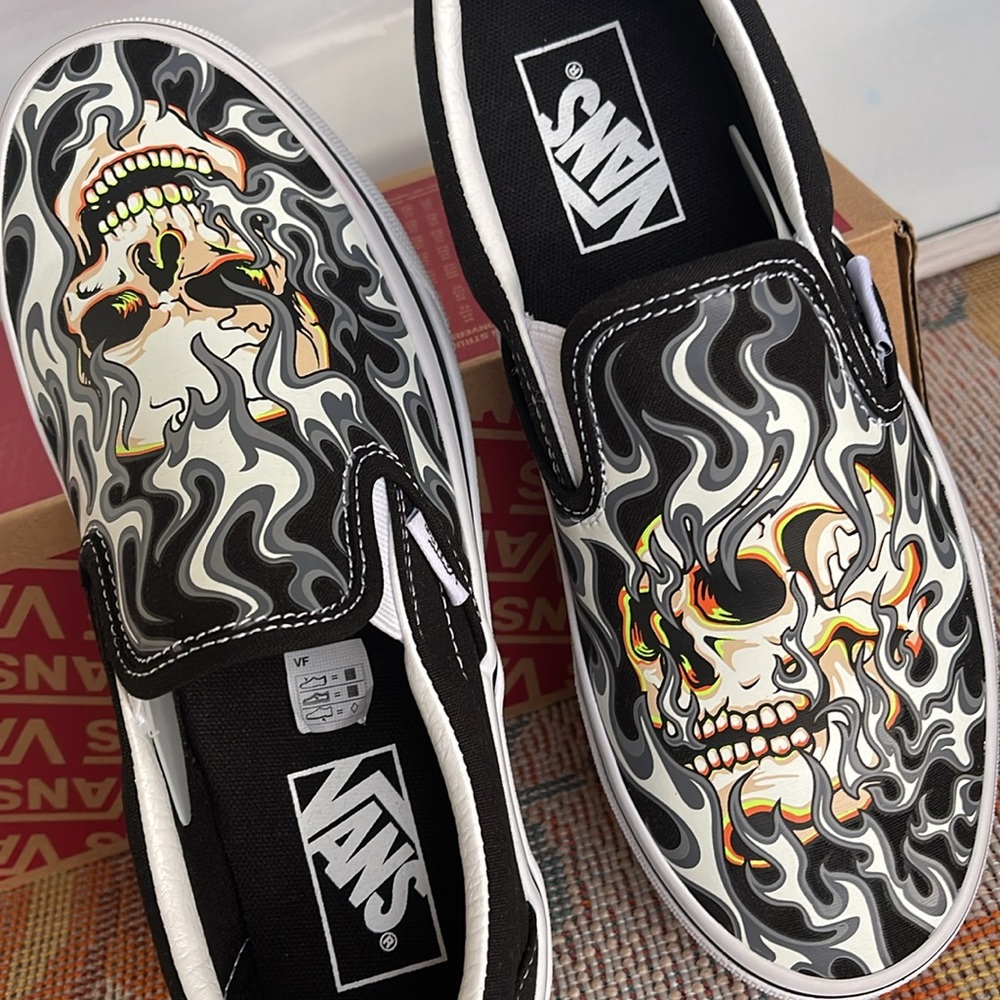 Vans Men’s Classic Slip-On
Flame Skull Black/True White 
VN0009Q7BMX
Sneakers - Picture 13 of 16